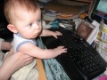 Elya dans sa chaise, dans son transat et sur le PC - 009 * 1024 x 768 * (111KB)